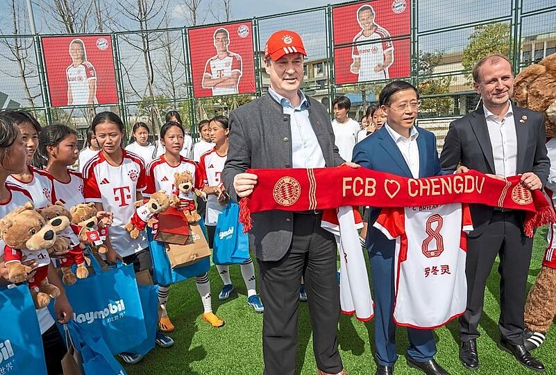 Söder (3.v.r.) im Adidas Fußball Park in Chengdu. 2.v.r.: Dongling Lou, Sportamtleiter der Provinz Sichuan. R.: Benjamin Hoeneß vom FC Bayern.