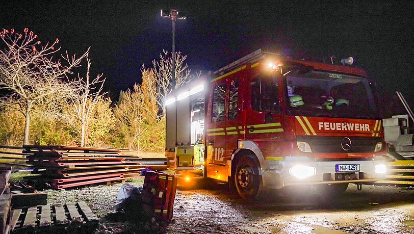 Nach einem Brand eines Holzerschlags in der Lerchenau ist eine tote Frau gefunden worden. Nach einem Brand eines Holzerschlags in der Lerchenau ist eine tote Frau gefunden worden.