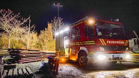 Nach einem Brand eines Holzerschlags in der Lerchenau ist eine tote Frau gefunden worden.