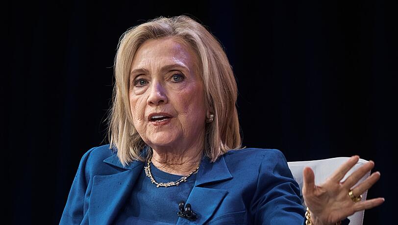 Die fr&uuml;here US-Au&szlig;enministerin Hillary Clinton hat bei einer Befragung vor dem US-Parlament jede Kenntnis von Straftaten des verurteilten Sexualstraft&auml;ters Jeffrey Epstein zur&uuml;ckgewiesen.