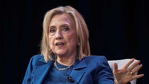 Die fr&uuml;here US-Au&szlig;enministerin Hillary Clinton hat bei einer Befragung vor dem US-Parlament jede Kenntnis von Straftaten des verurteilten Sexualstraft&auml;ters Jeffrey Epstein zur&uuml;ckgewiesen.