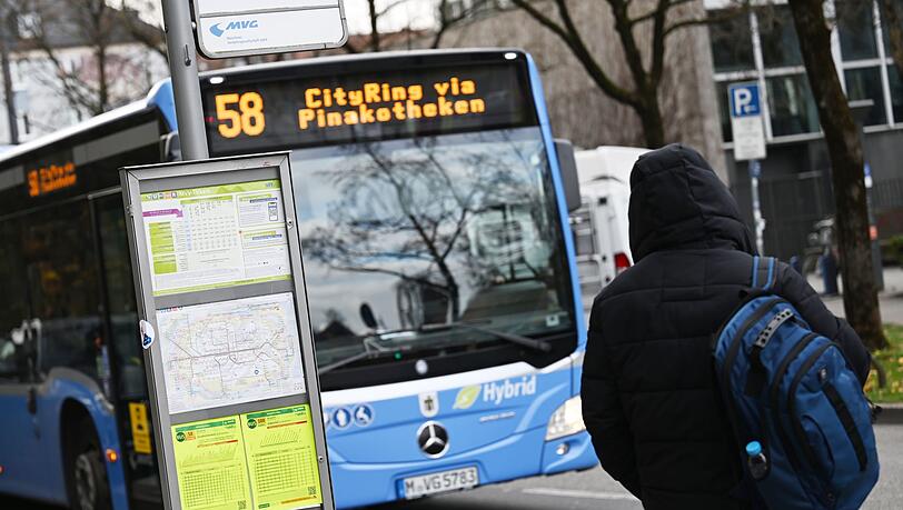 Gemessen an den angebotenen Strecken in den Fahrplänen haben Bayerns Busse und Bahnen 2025 rund 19 Millionen Kilometer mehr zurückgelegt als noch 2024. (Symbolbild) Gemessen an den angebotenen Strecken in den Fahrplänen haben Bayerns Busse und Bahnen 2025 rund 19 Millionen Kilometer mehr zurückgelegt als noch 2024. (Symbolbild)