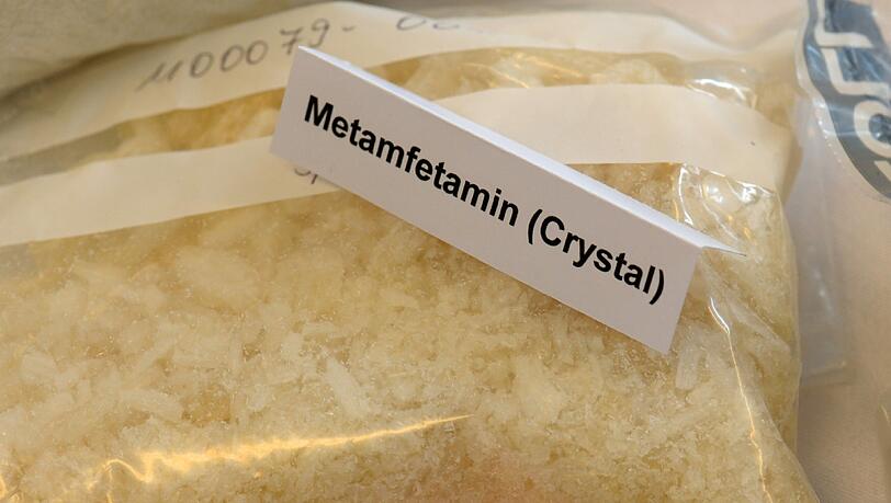 Ein Teufelszeug: Das LKA hat eine bundesweit agierende Hehlerbande geschnappt, die im großen Stil Methamphetamin, sogenannten Crystal Meth vertickt hat. Ein Teufelszeug: Das LKA hat eine bundesweit agierende Hehlerbande geschnappt, die im großen Stil Methamphetamin, sogenannten Crystal Meth vertickt hat.