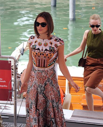 Zauberhaft: Im luftigen Kleidchen und mit übergrosser Sonnenbrille zeigte sich Keira Knightley ungewohnt medienscheu.