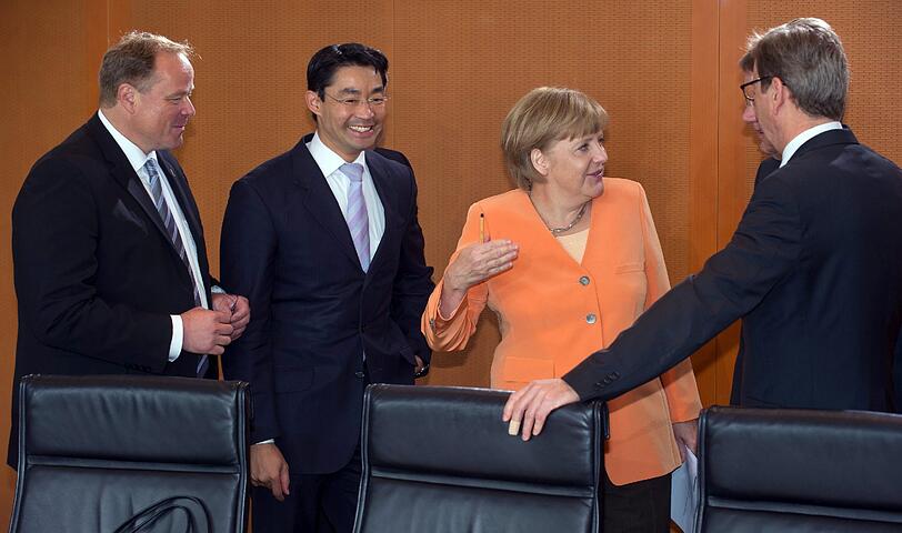 Hat da jemand morgens vor dem Kleiderschrank nicht nachgedacht: Am Mittwoch spielt Deutschland gegen Oranje - und die deutsche Bundeskanzlerin Angela Merkel trägt bei der Kabinettssitzung in Berlin Orange.