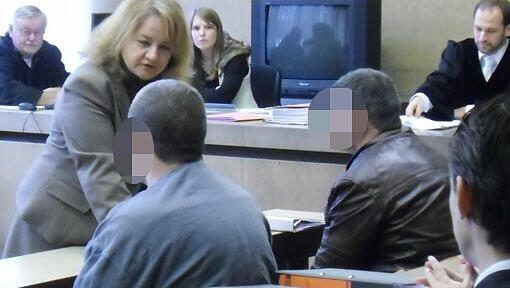 Die beiden Angeklagten Valentin S. (42, rechts) und Dimitar R. (39) reden mit ihrer Dolmetscherin im Gerichtssaal. Die beiden Angeklagten Valentin S. (42, rechts) und Dimitar R. (39) reden mit ihrer Dolmetscherin im Gerichtssaal.
