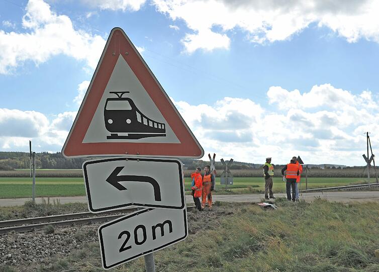 Nach Polizeiangaben übersah der Fahrer eines Kieslasters an einem unbeschrankten Bahnübergang einen Regionalzug. Durch die Wucht des Aufpralls entgleiste der Zug.