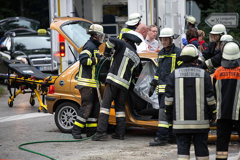 Schwerer Unfall an einer Kreuzung bei Trostberg. Die Bilder vom Feuerwehreinsatz.