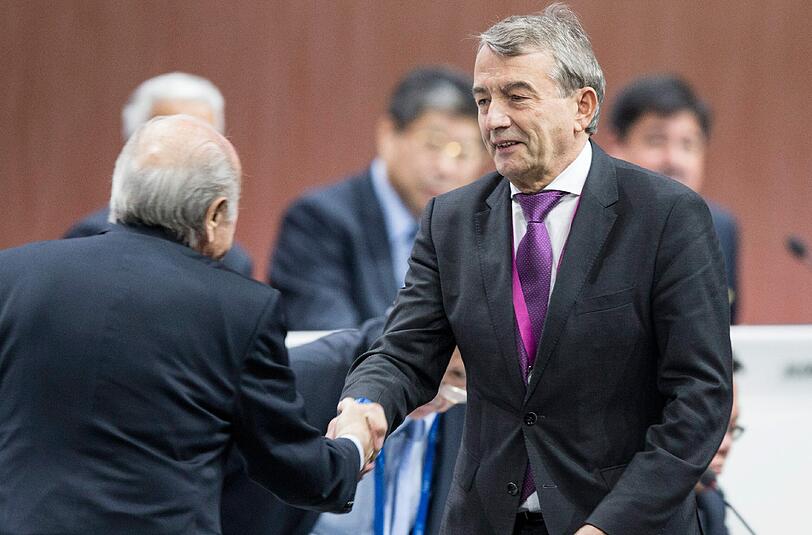 Wolfgang Niersbach gratuliert dem neuen und alten FIFA-Präsidenten.