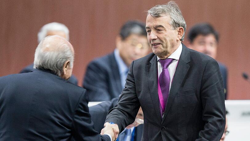Wolfgang Niersbach gratuliert dem neuen und alten FIFA-Präsidenten. Wolfgang Niersbach gratuliert dem neuen und alten FIFA-Präsidenten.