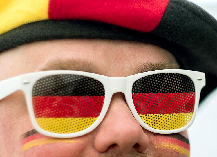 Die deutschen Fans feiern die Mannschaft in Lille. Hier gibt's die besten Bilder.