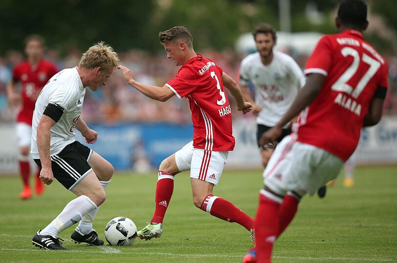 Souverän gewinnen die Bayern mit 3:0 in Landshut. Die Partie steht im Schatten des Amoklaufs von München. Sehen Sie hier die Bilder des Spiels.