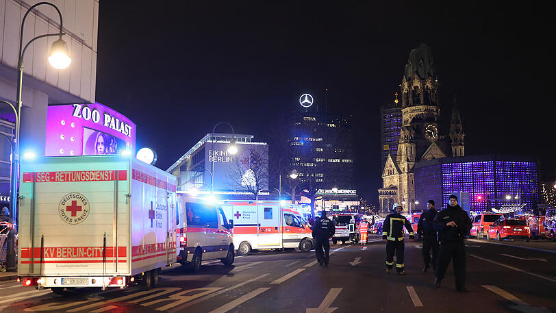 In Berlin ist ein Lkw vorsätzlich in einen Weihnachtsmarkt gefahren worden. Die Polizei hat einen Verdächtigen festgenommen.