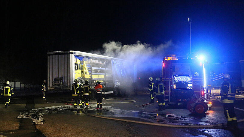 Kurioser Einsatz für die Feuerwehr in Bad Reichenhall. Dort brannte ein Lkw in einem Lkw-Anhänger. Die Bilder vom Einsatz.