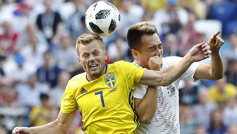 Schwedens Sebastian Larsson (links) im Duell mit dem Südkoreaner Shin-Uk Kim. Schwedens Sebastian Larsson (links) im Duell mit dem Südkoreaner Shin-Uk Kim.