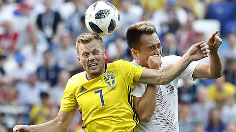 Schwedens Sebastian Larsson (links) im Duell mit dem Südkoreaner Shin-Uk Kim.