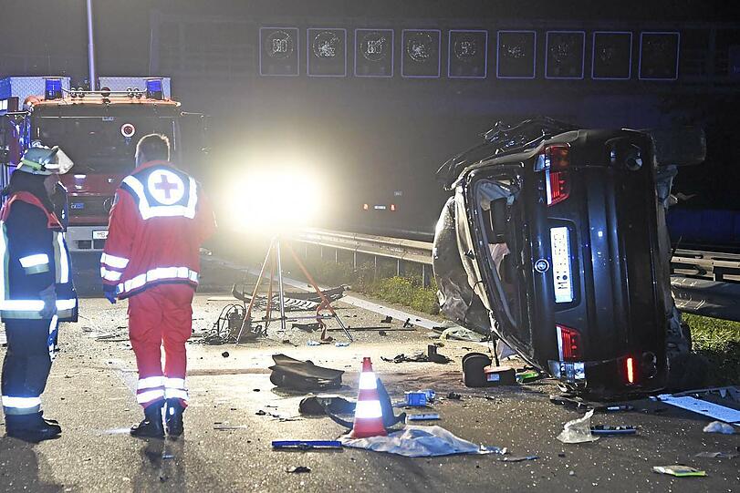 Tödlicher Unfall auf der A8: Auf der Überholspur sind auf Höhe Föching zwei Autos kollidiert.