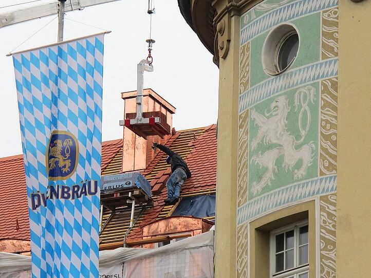 Dieser Dachdecker auf dem Dach des Löwenbräukellers muss nicht nur Wind und Kälte trotzen sondern auch der Höhe.