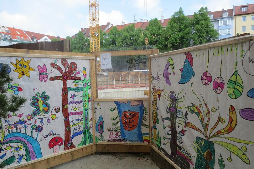 Auch Bäume sind auf das Plakat an dem Bauzaun gemalt. Für die Tiefgarage mussten viele echte Bäume fallen.