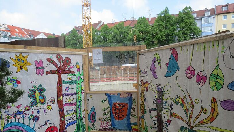 Auch Bäume sind auf das Plakat an dem Bauzaun gemalt. Für die Tiefgarage mussten viele echte Bäume fallen. Auch Bäume sind auf das Plakat an dem Bauzaun gemalt. Für die Tiefgarage mussten viele echte Bäume fallen.