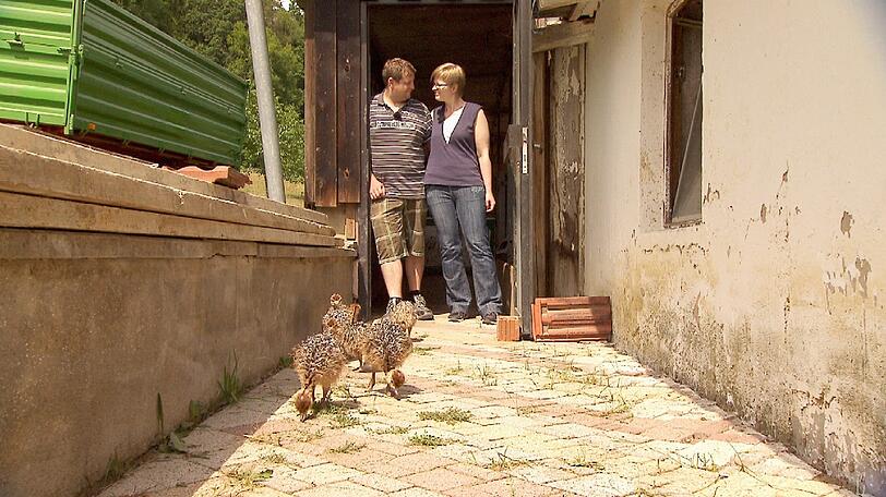 Sebastian (32) und Ines (31, Heilerziehungshelferin) bauen einen Auslauf für die Straußenküken. Glücklich beobachten sie dann, wie viel Freude die kleinen Strauße darin haben.