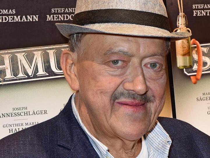 Der Schauspieler Joseph Hannesschläger schaut in die Kamera. Foto: Ursula Düren/dpa