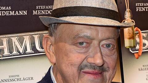 Der Schauspieler Joseph Hannesschläger schaut in die Kamera. Foto: Ursula Düren/dpa