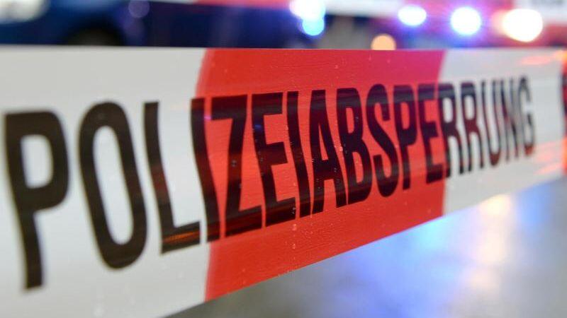 Ein Flatterband mit der Aufschrift "Polizeiabsperrung". Foto: Patrick Seeger/Archiv