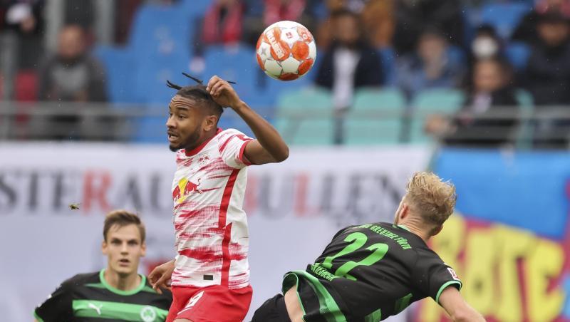 Leipzigs Christopher Nkunku (l) und Fürths Sebastian Griesbeck im Kopfballduell.