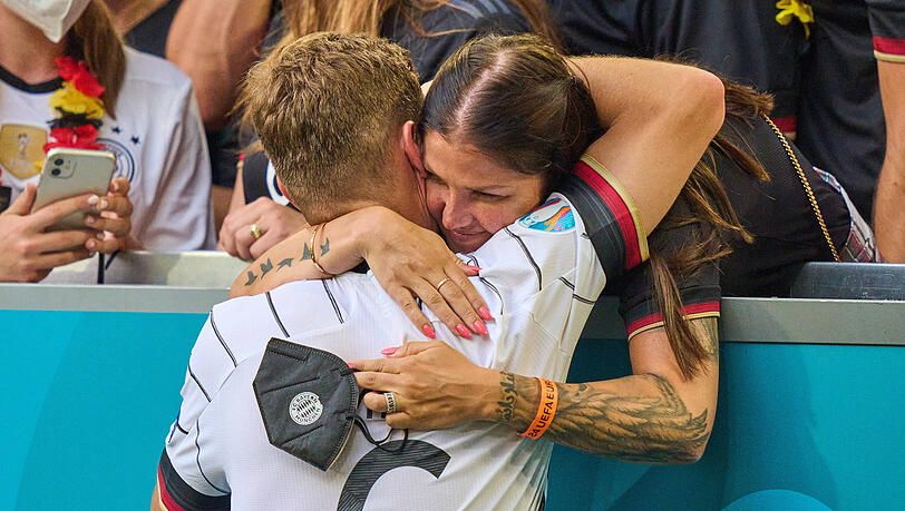 Joshua Kimmich umarmt im Nationaltrikot Partnerin Lina