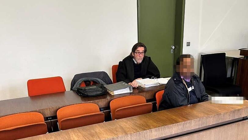 Er gibt seine Betrügereien weitgehend zu: der Angeklagte mit seinem Anwalt im Gerichtssaal des Strafjustizzentrums.