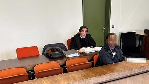 Er gibt seine Betrügereien weitgehend zu: der Angeklagte mit seinem Anwalt im Gerichtssaal des Strafjustizzentrums.
