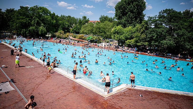 Viele Menschen verbringen den warmen Tag im Sommerbad Kreuzberg in Berlin, auch als Prinzenbad bekannt. Doch die Idylle trügt: Immer wieder sorgen dort Schlägereien für Schlagzeilen.