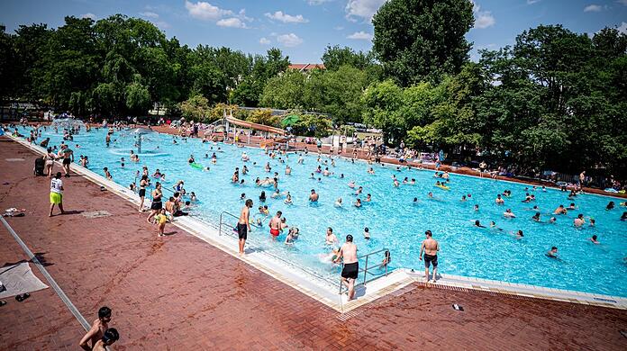 Viele Menschen verbringen den warmen Tag im Sommerbad Kreuzberg in Berlin, auch als Prinzenbad bekannt. Doch die Idylle trügt: Immer wieder sorgen dort Schlägereien für Schlagzeilen.