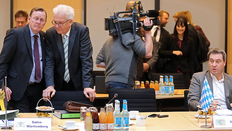 Bodo Ramelow (Linke, l), Ministerpräsident Thüringen und Winfried Kretschmann (Bündnis90/Grüne), Ministerpräsident Baden-Württemberg, unterhalten sich zu Beginn der Ministerpräsidentenkonferenz im Bundesrat. Rechts wartet Markus Söder (CSU), Ministerpräsident Bayern, auf den Beginn der Tagung. Foto: Wolfgang Kumm/dpa Bodo Ramelow (Linke, l), Ministerpräsident Thüringen und Winfried Kretschmann (Bündnis90/Grüne), Ministerpräsident Baden-Württemberg, unterhalten sich zu Beginn der Ministerpräsidentenkonferenz im Bundesrat. Rechts wartet Markus Söder (CSU), Ministerpräsident Bayern, auf den Beginn der Tagung. Foto: Wolfgang Kumm/dpa