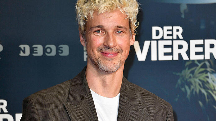 Florian David Fitz erscheint bei der Premiere des Kinofilms "Der Vierer" mit neuem Look.