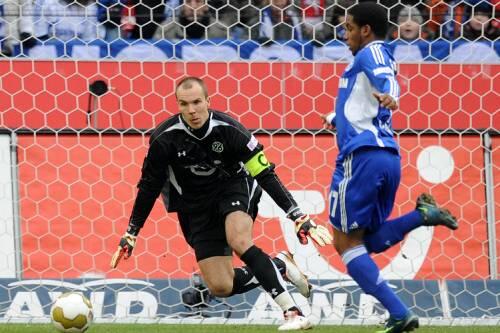 Auch vom Schalker Farfan nicht zu bezwingen: Hannover-Keeper Robert Enke.