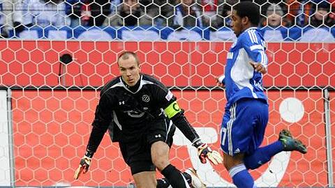 Auch vom Schalker Farfan nicht zu bezwingen: Hannover-Keeper Robert Enke.