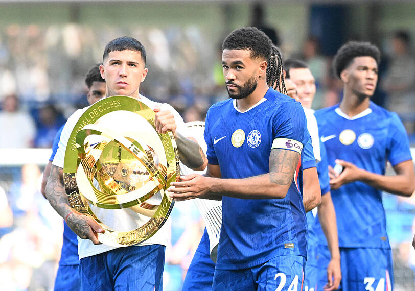 Die beiden Chelsea-Stars Enzo Fernandez (l.) und Reece James mit der Trophäe des Klubweltmeisters