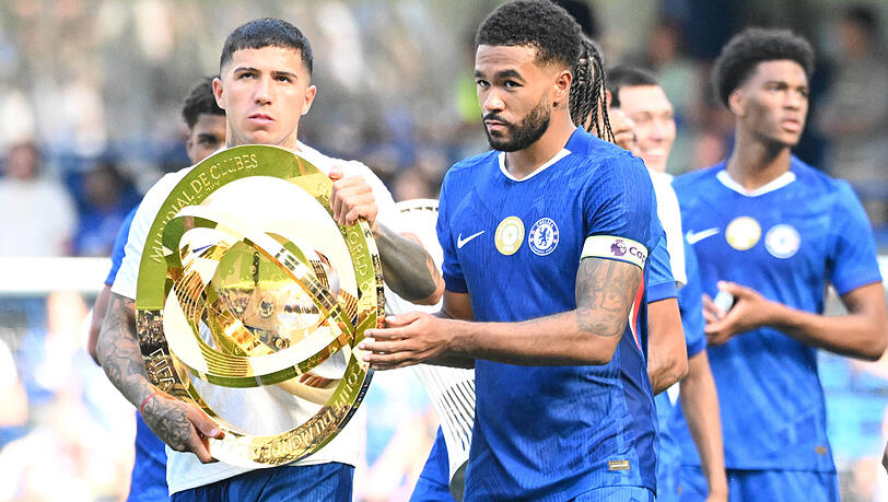 Die beiden Chelsea-Stars Enzo Fernandez (l.) und Reece James mit der Trophäe des Klubweltmeisters Die beiden Chelsea-Stars Enzo Fernandez (l.) und Reece James mit der Trophäe des Klubweltmeisters
