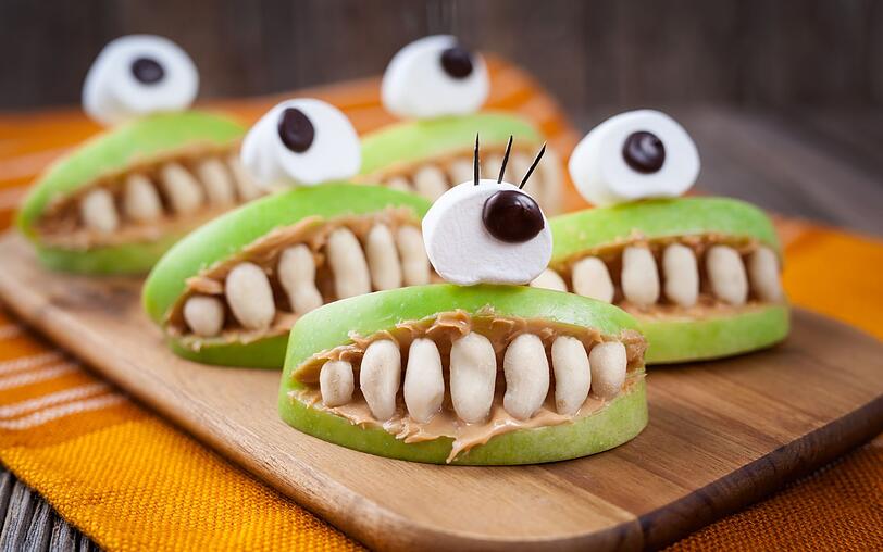 Diese Apfelmonster sind nicht nur für die abendliche Party ein echtes Muss. Auch Kids freuen sich über den gesunden Snack. Einfach ein Stück aus der Apfelspalte herausschneiden, wahlweise Erdnussbutter rein schmieren und Nüsse als Zähne verwenden. Für die Augen einen Marshmallow mit einem Schokoladentropfen verzieren. Fertig ist der Aug-Apfel! Diese Apfelmonster sind nicht nur für die abendliche Party ein echtes Muss. Auch Kids freuen sich über den gesunden Snack. Einfach ein Stück aus der Apfelspalte herausschneiden, wahlweise Erdnussbutter rein schmieren und Nüsse als Zähne verwenden. Für die Augen einen Marshmallow mit einem Schokoladentropfen verzieren. Fertig ist der Aug-Apfel!