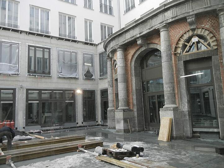 Das imposante Tor, das vorher außen stand, ist in einer komplizierten und kostspieligen Aktion in den Innenhof eingebaut worden.