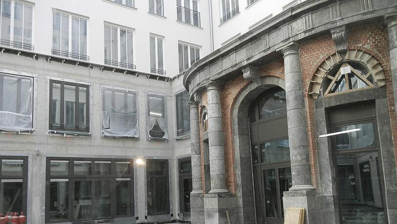 Das imposante Tor, das vorher außen stand, ist in einer komplizierten und kostspieligen Aktion in den Innenhof eingebaut worden. Das imposante Tor, das vorher außen stand, ist in einer komplizierten und kostspieligen Aktion in den Innenhof eingebaut worden.