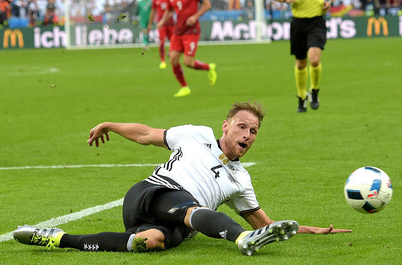 Benedikt Höwedes: Note 3. Stark kritisiert, erhielt aber erneut Löws Vertrauen auf der Rechtsverteidiger-Position. Warf sich in die Schüsse, grätschte, was das Zeug hielt. Kämpft um seinen Platz in der ersten Elf.