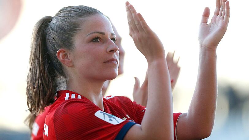 Der Jubel ist groß bei den Bayern-Spielerinnen um Melanie Leupolz (r.) &ndash; endlich rollt in der Frauen-Bundesliga wieder der Ball.
