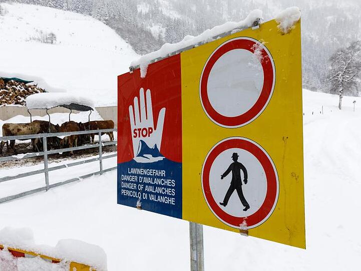 Ein Schild, das vor Lawinengefahr, warnt steht an der gesperrten Untertalstraße in Schladming.