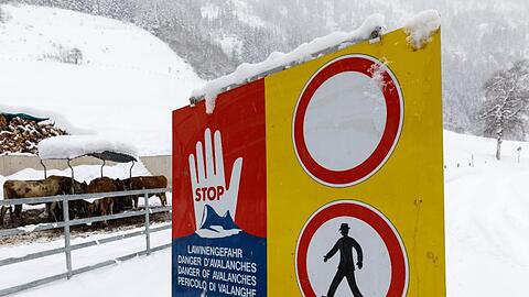 Ein Schild, das vor Lawinengefahr, warnt steht an der gesperrten Untertalstraße in Schladming.