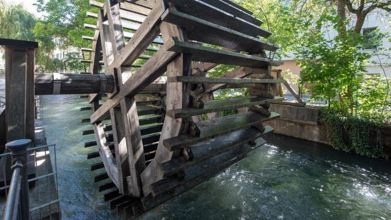 Am Schwalllech dreht sich ein Wasserrad. Foto: Stefan Puchner/Archivbild