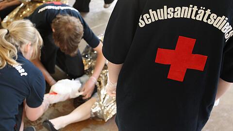 In Hessen und dem Saarland sind Wiederbelebungskurse in der Schule bereits Pflicht, NRW will folgen. (Symbolbild)