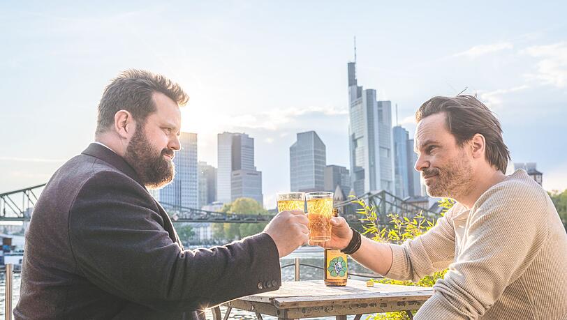 Benni Hornberg (Antoine Monot, Jr., links) und Pritvatdetektiv Leo Oswald (Wanja Mues) können sich schon seit 2014 aufeinander verlassen. 2027 soll "Ein Fall für zwei" jedoch enden. Benni Hornberg (Antoine Monot, Jr., links) und Pritvatdetektiv Leo Oswald (Wanja Mues) können sich schon seit 2014 aufeinander verlassen. 2027 soll "Ein Fall für zwei" jedoch enden.